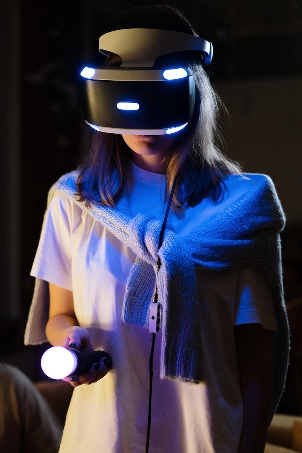 woman_wearing_vr_goggles